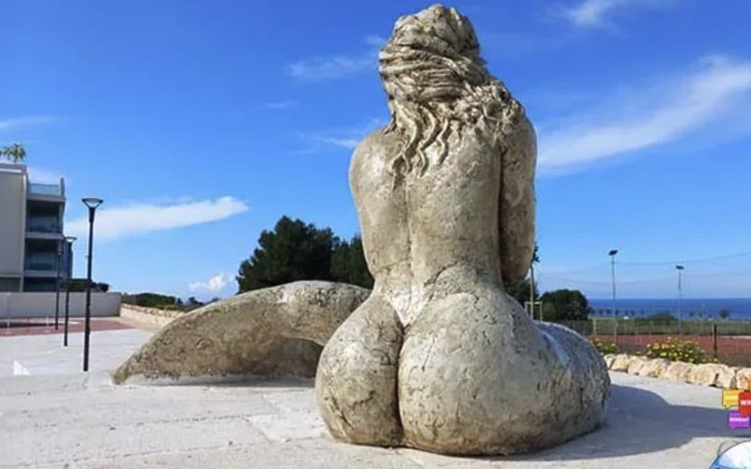 تمثال لحورية البحر يثير الجدل بسبب شكله المثير 