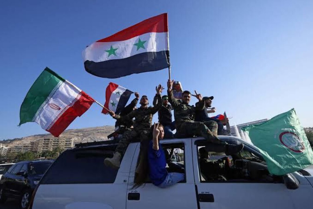 فصائل تابعة لإيران تزيل أعلامها في سوريا