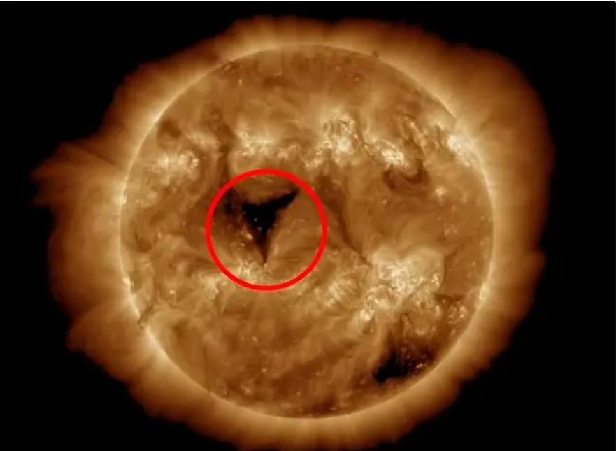 ظهور ثقب عملاق على سطح الشمس أكبر بعشرين مرة من الأرض