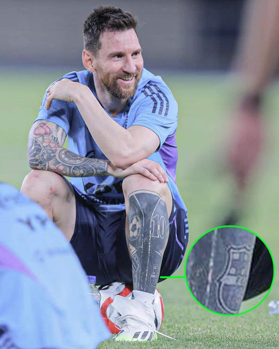 غازل النجم "ليونيل ميسي" فريقه السابق نادي برشلونة الإسباني، وذلك بعد أن أظهر يوم الأحد خلال تدريبات منتخب بلاده الأرجنتين، وشم شعار برشلونة في ساقه.