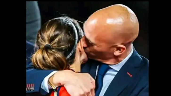 رئيس الاتحاد الإسباني لكرة القدم يدفع ثمن القبلة