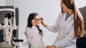 "أهمية زيارة طبيب العيون للأطفال: علامات تشير إلى الحاجة للفحص