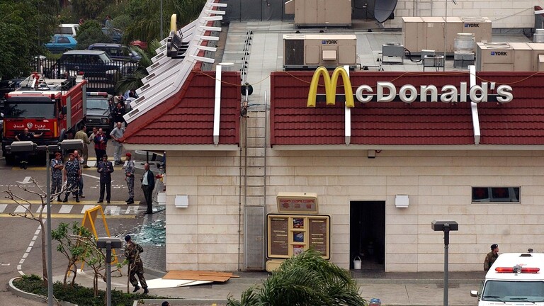 مجموعة من الشبان قامت بالهجوم على أحد مطاعم "ماكدونالدز" في مدينة صيدا بلبنان كجزء من تحرك اعتراضي على دعم الشركة العالمية للجيش الإسرائيلي.