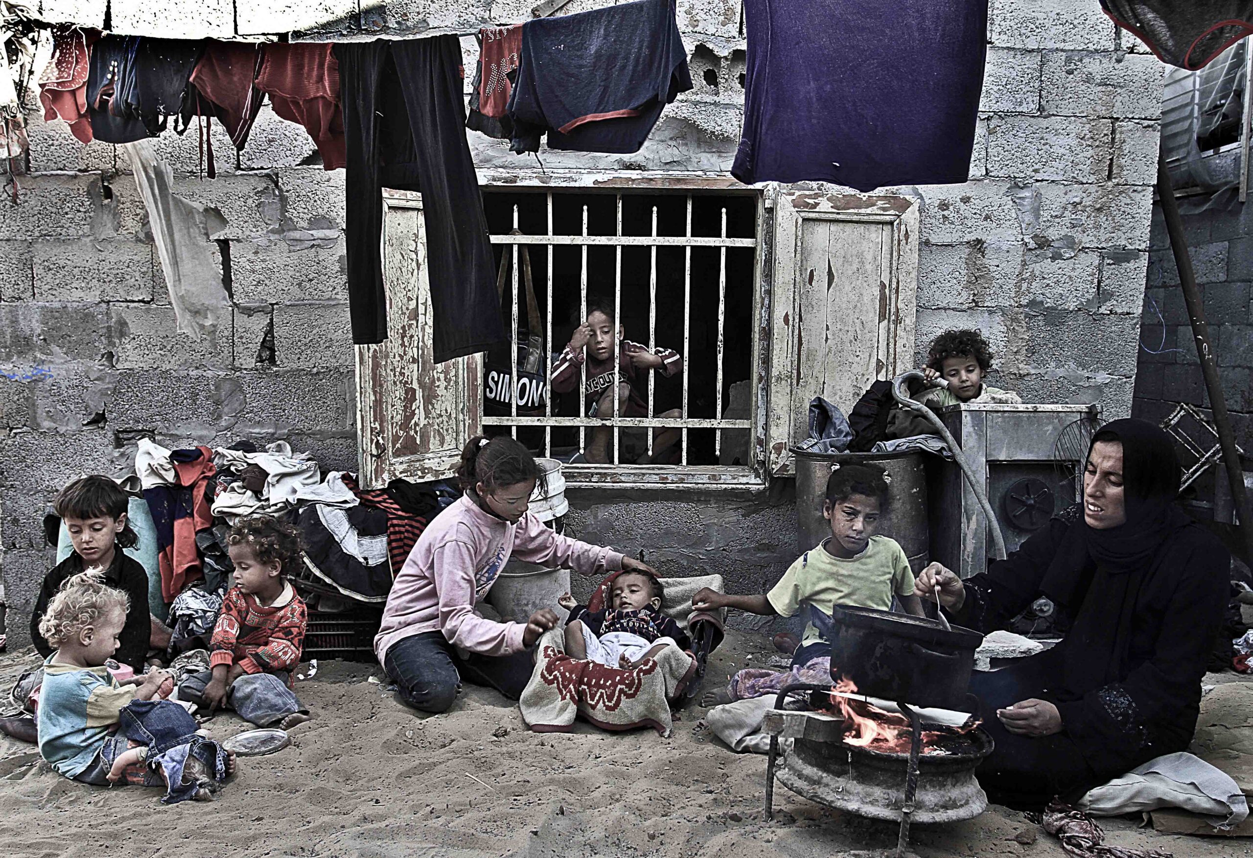 "غزة في خطر: الحصار يهدد المخزون الغذائي وسبل الحياة"