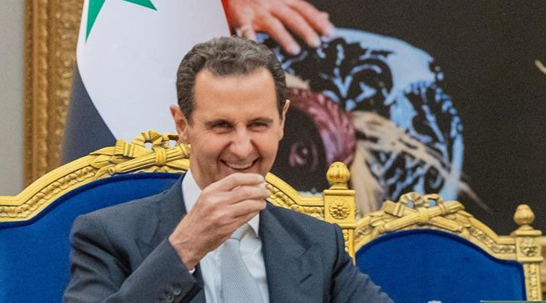 أثار رئيس النظام السوري بشار الأسد الجدل الواسع على منصات التواصل الاجتماعي، خلال حضوره للقمة العربية الطارئة في السعودية.